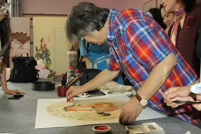 索伦嘎模特队,朗诵协会赛娜会长和索伦嘎模特队杨虹队长接受了赠画