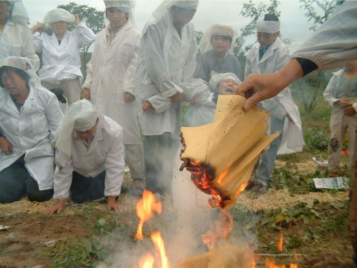 父亲病重期间,母亲就把孝服准备好了