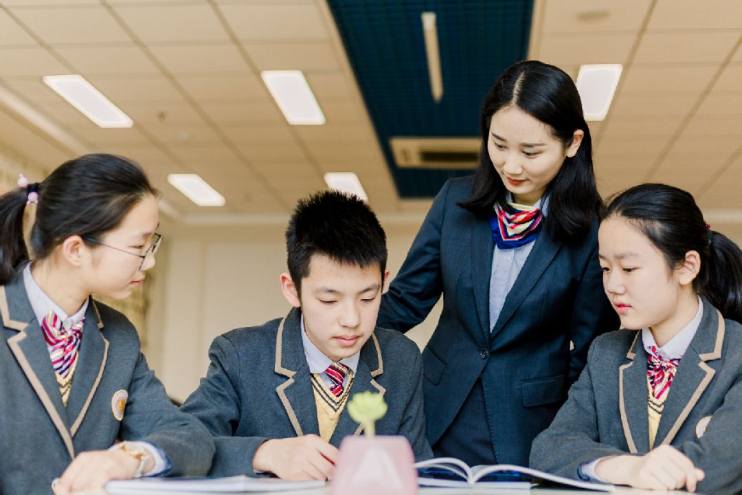 为了更好的迎接2019年首届高中学生的到来,学校提前一年储备,培养教师