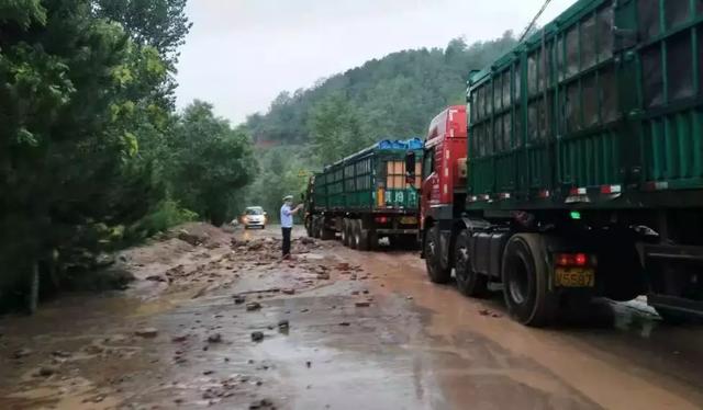 暴雨中——临汾公安交警在