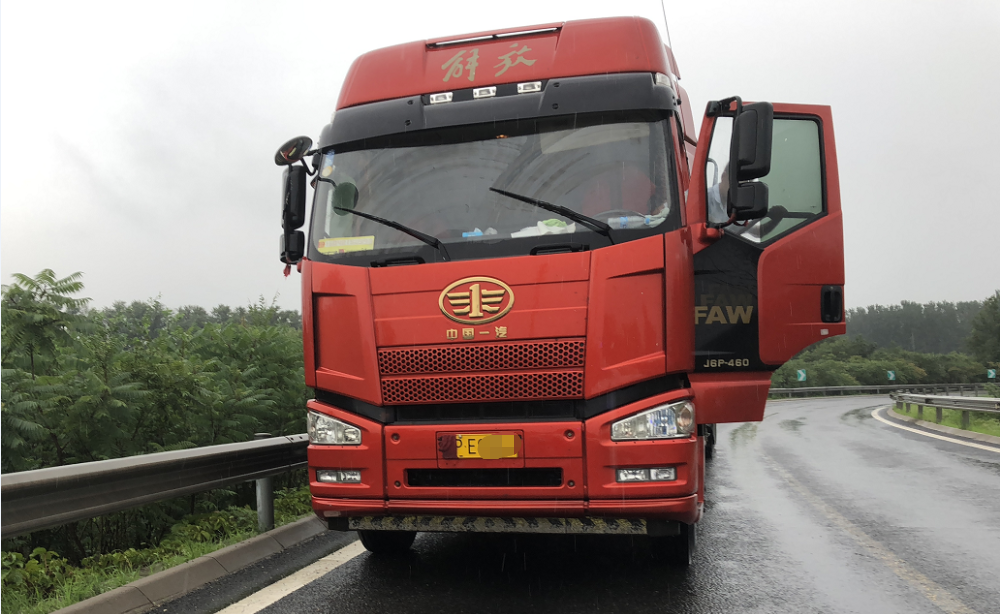 货车车牌戴手套是标配昌平交警北六环10分钟逮俩涉牌