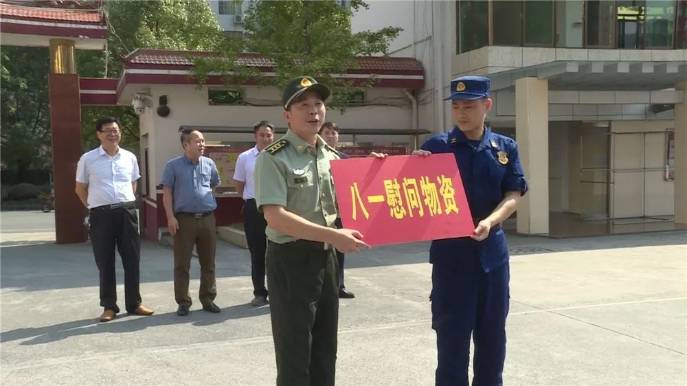 副县长石绍成为县武警中队送上慰问物资花垣县领导慰问县人武部(杨