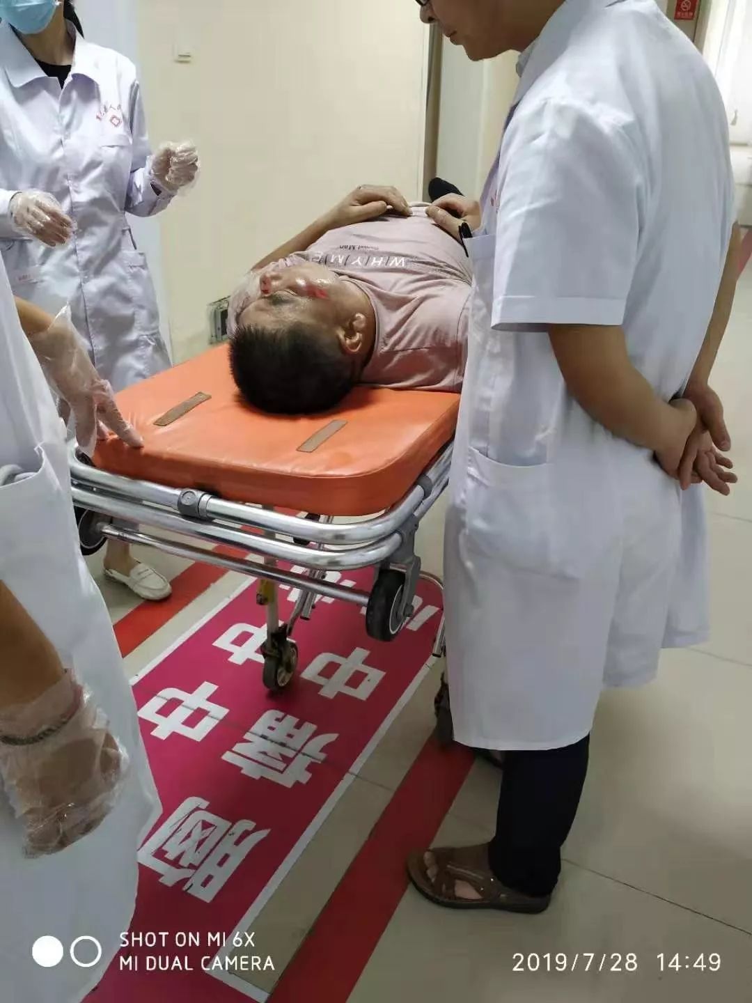 夏邑郭庄路段发生车祸,一人骑电动车撞上公交,已被送往医院