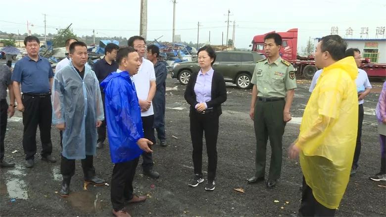 7月29日,县委书记刘莉深入安仁镇检查指导雨后受灾情况.