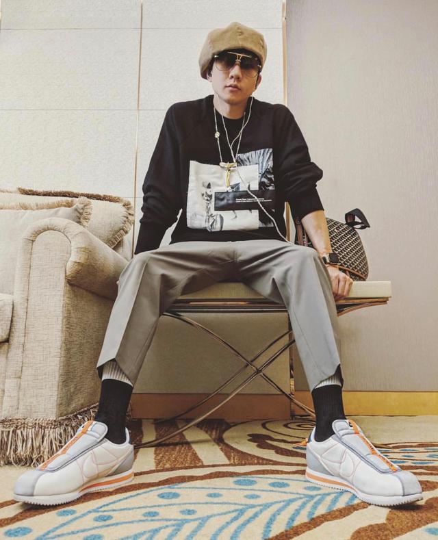 林俊杰因厚重的演出服中暑为什么不试试穿私服演唱