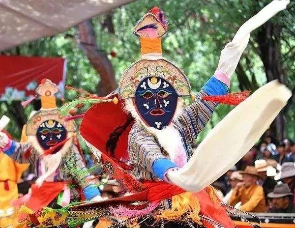 在雪顿节上可以品尝到原滋原味,纯绿色,无污染,无添加的高原酸奶.