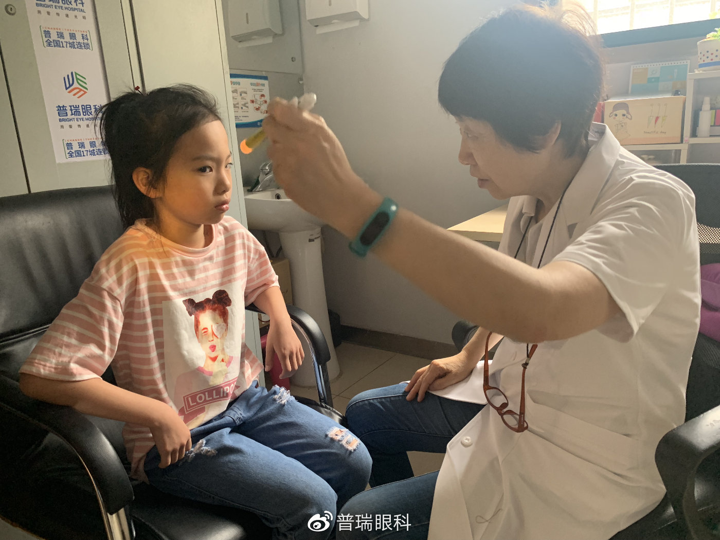 岳奶奶与患者家长亲切沟通在无数斜弱视患儿家长的心中,岳教授更像