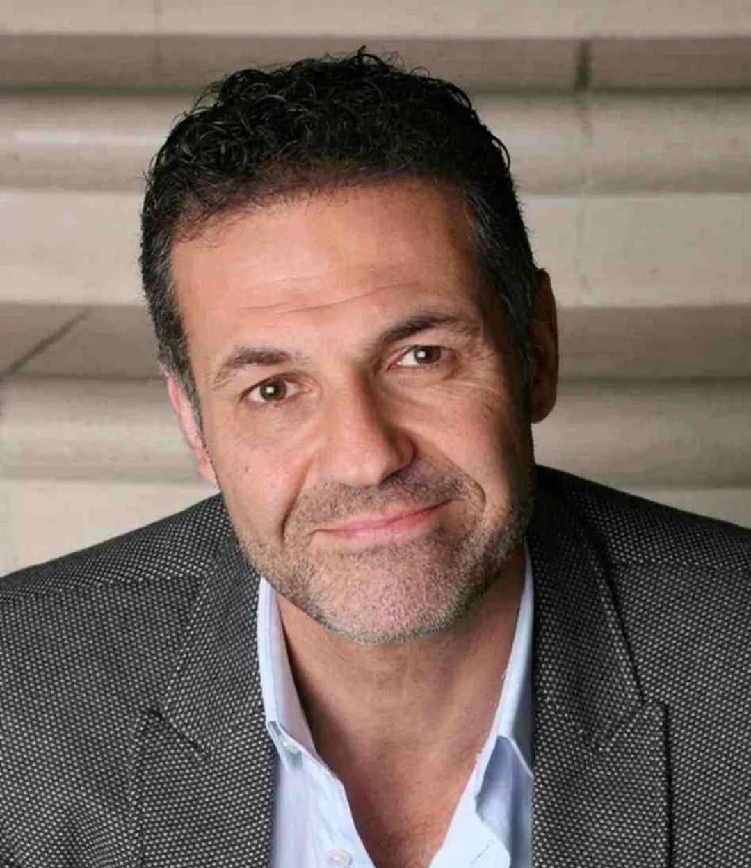 卡勒德·胡赛尼khaled hosseini1965年生于阿富汗喀布尔市毕业于