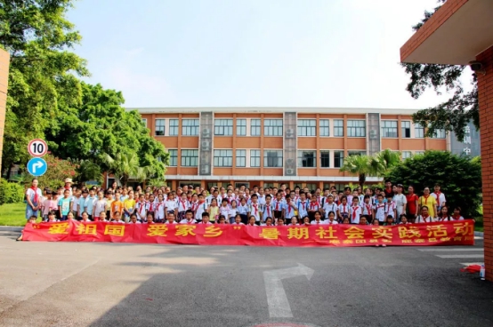 7月18日,小編跟隨縣城南實驗小學,青少年活動中心,龍江小學留守兒童