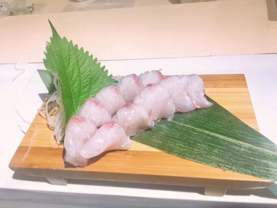 是凌晨日本的飞机到广州吞拿鱼腩的原食材加上鲜美的海胆就是绝配油脂