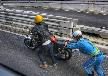 重大突發順德一小車瘋狂逆行正面撞飛摩托車上半年重慶摩托車產業逆勢