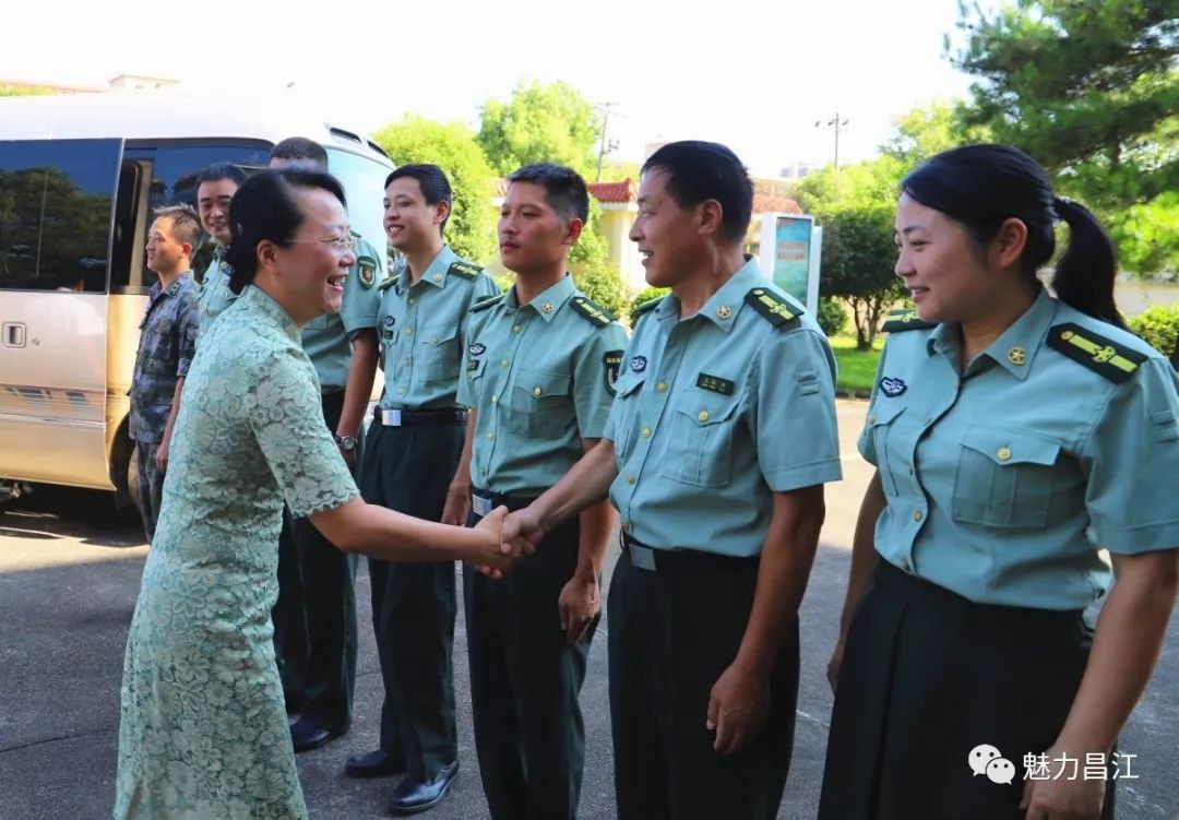 军民鱼水一家亲双拥共建情谊深罗璇慰问部队官兵