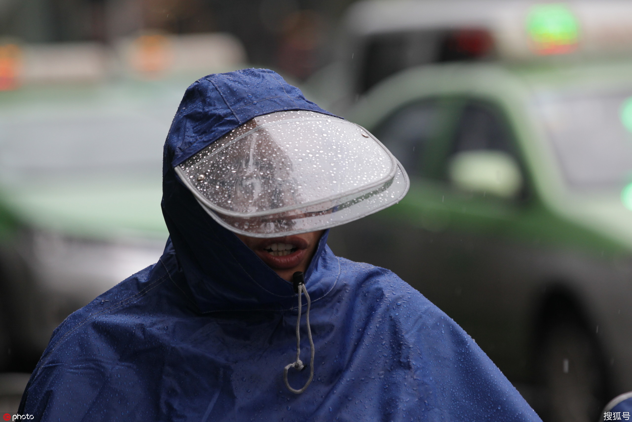 大雨中的郑州街头 小情侣同撑一把伞狂撒"狗粮"