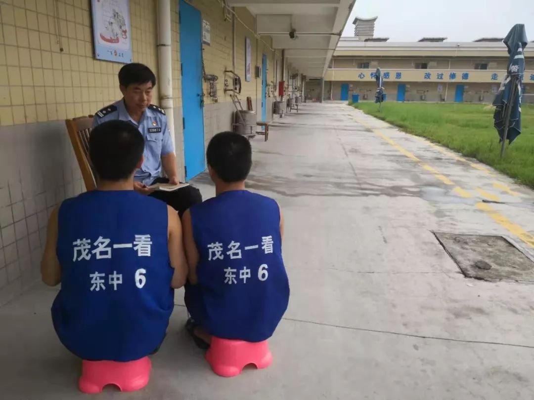 李楷在找在押人员谈话59岁的李楷现管理着茂名市第一看守所三个监仓