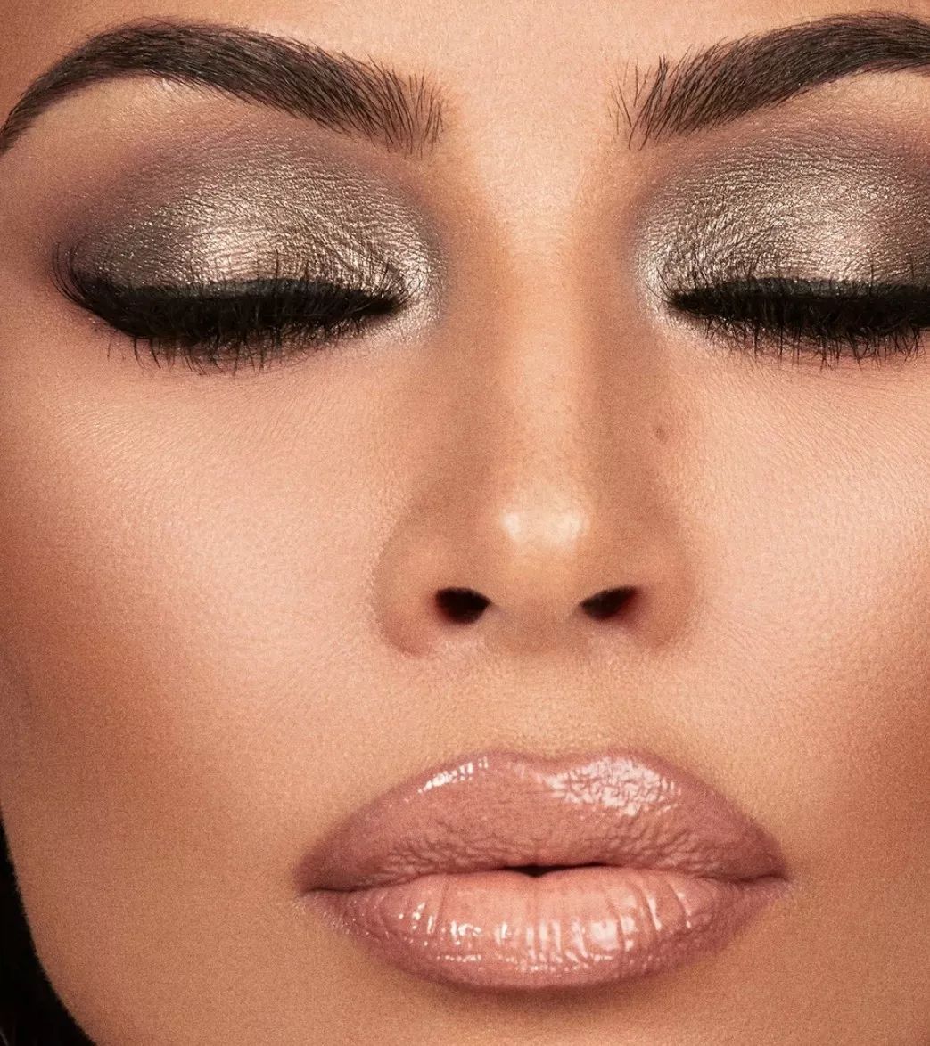 以上两位都是用「裸色女王」金·卡戴珊的 kkw裸色奶油质地唇膏涂的.