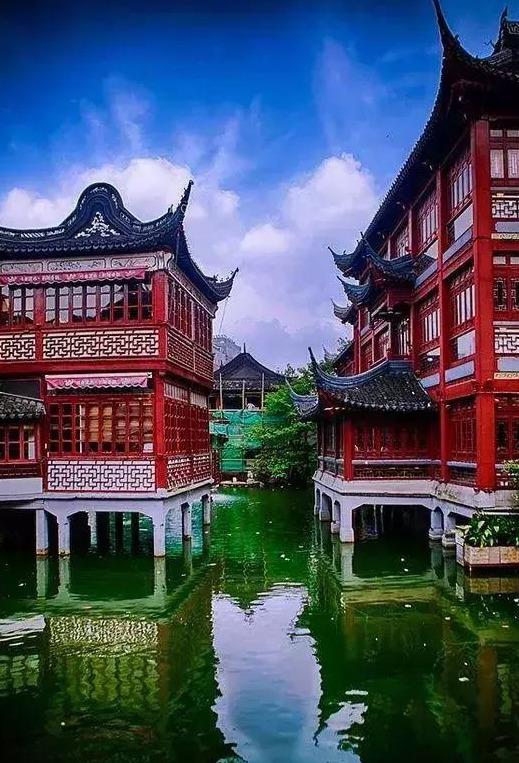 特别美黄红蓝交替的屋檐,美到极致临水而建的楼阁也是很常见中国建筑