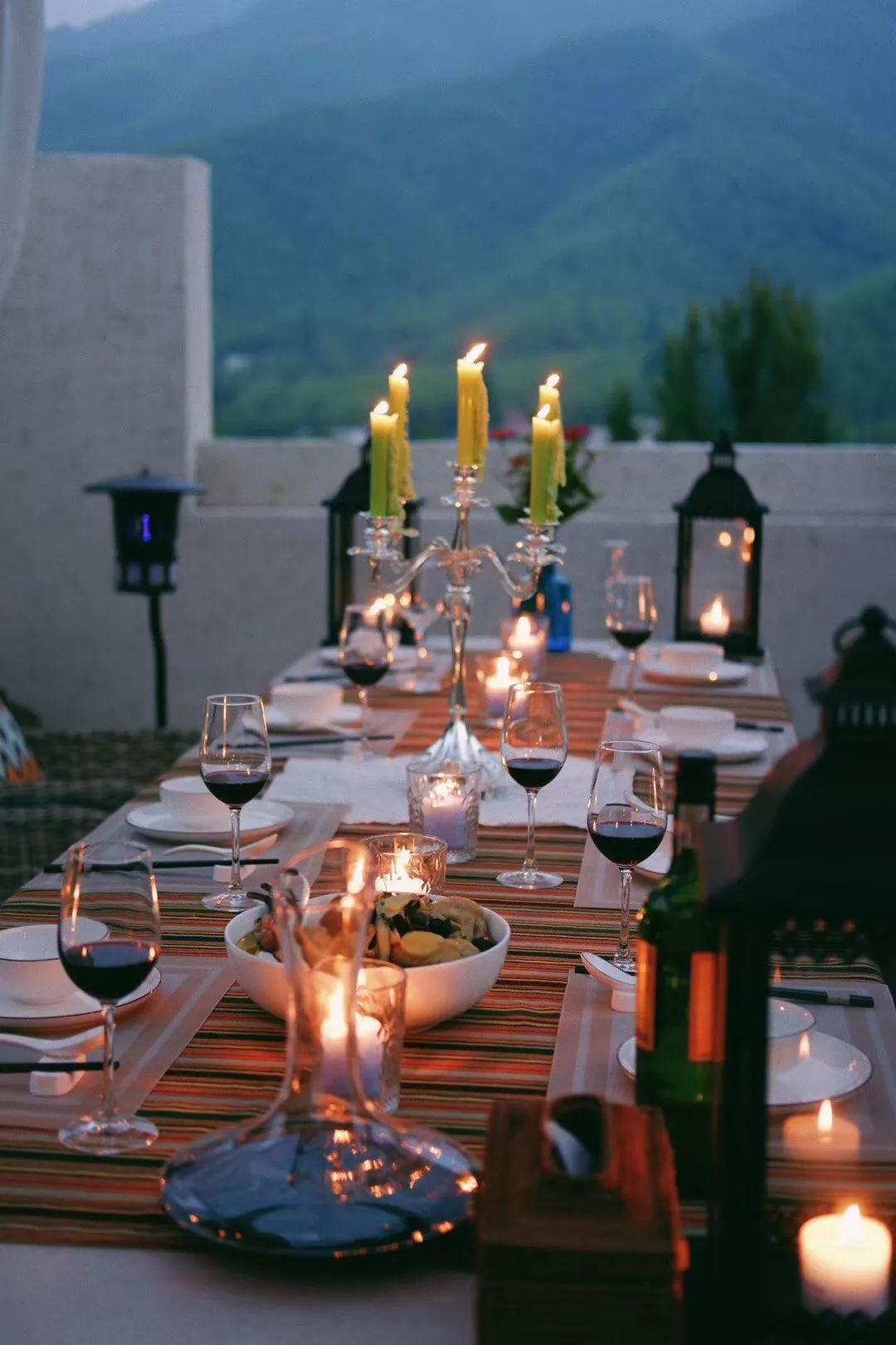 到了晚上,还可以与朋友来顿室外的烛光晚餐.