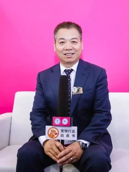 刘朗在大会现场我们邀请瑞鹏宠物医疗集团副董事长——刘朗先生做客