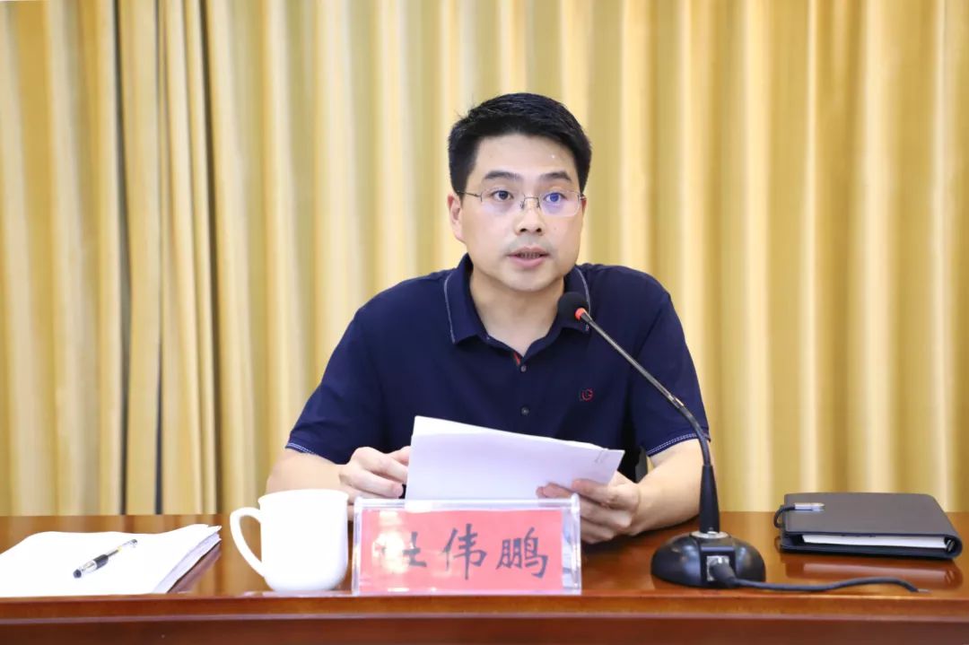 烈日炎炎颖建书记坐上电瓶车穿梭在大街小巷