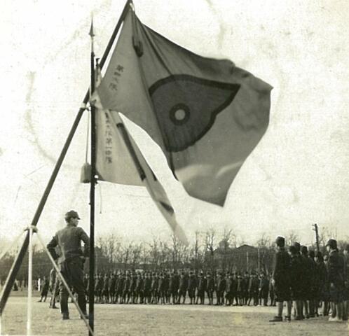 一些朋友说,这面旗子上的标志,是"满铁"也就是南满洲铁道株式会社的