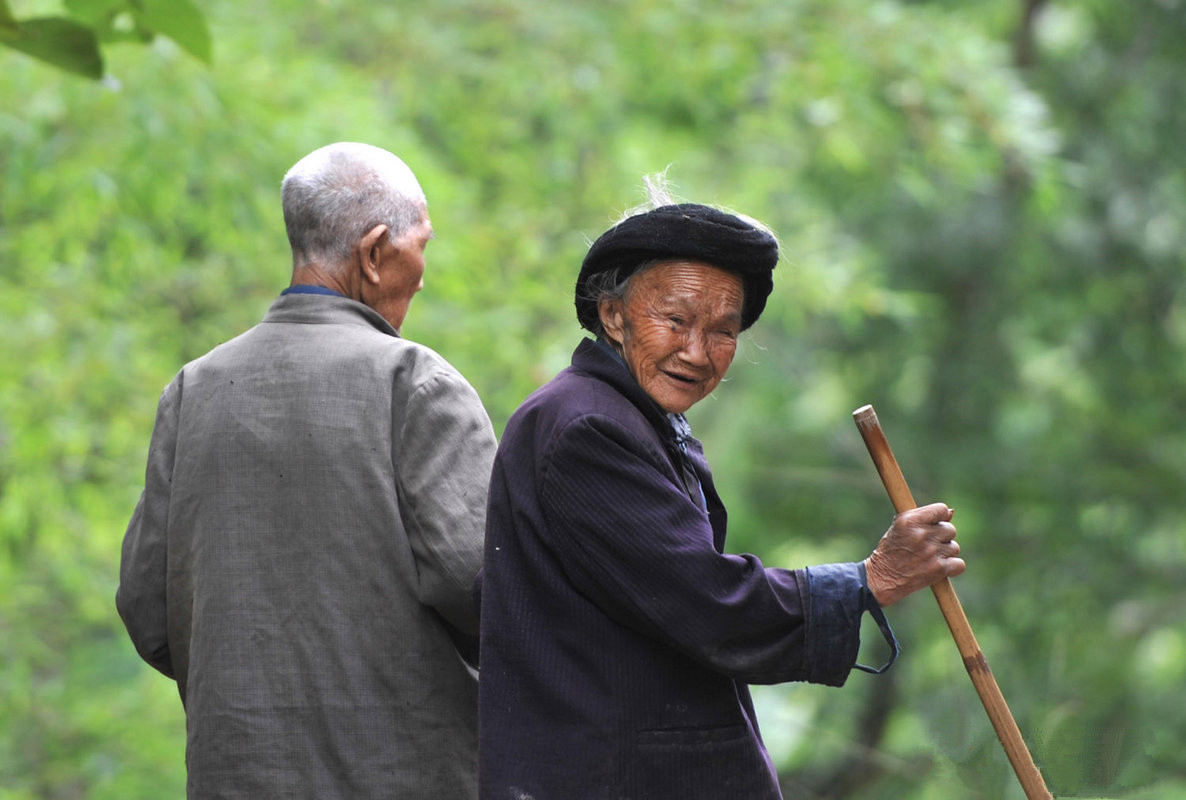 两个老人在一起的图片图片