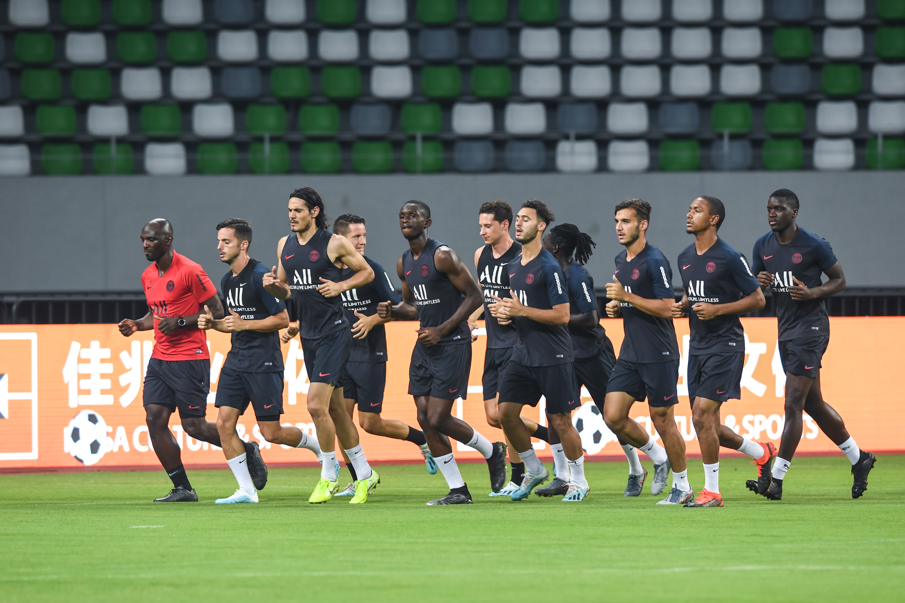 7月29日,巴黎圣日耳曼队球员卡瓦尼(左三)和队友在训练中