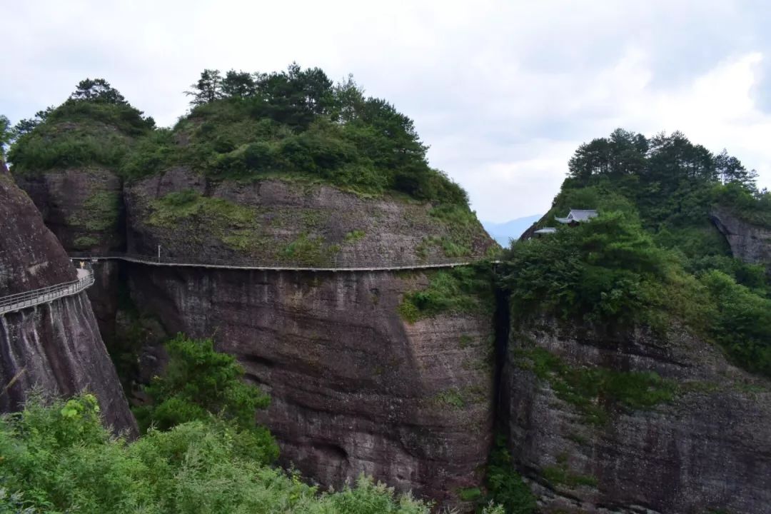 目前,龍川霍山景區凌空棧道和玻璃棧道已對外開放,遊客們可以前來觀光