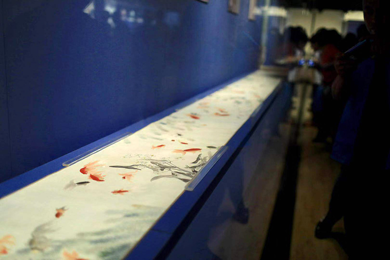 观众观看展出的"瑾妃观鱼"老照片.