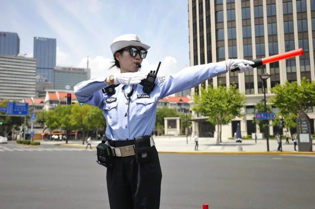 浦东女交警图片