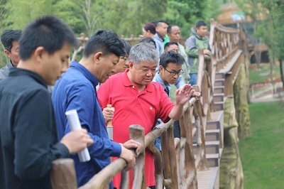 企业董事长童锦泉(中)视察乐园项目进展人畅其行,车畅其道,水畅其流.