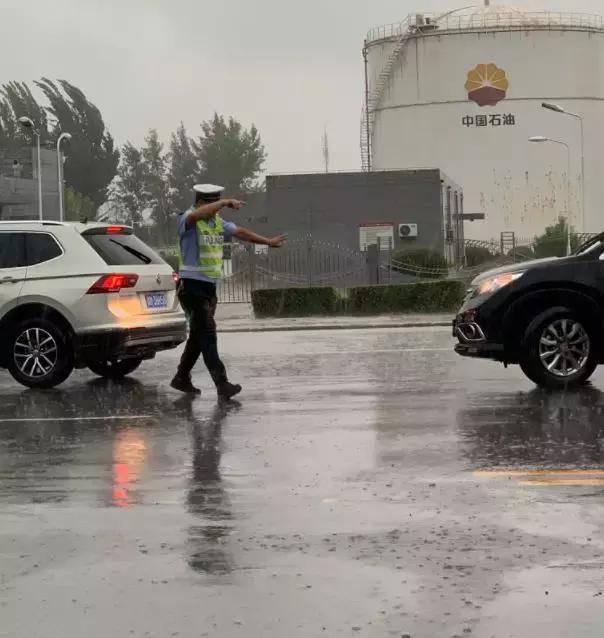 临汾暴雨图片