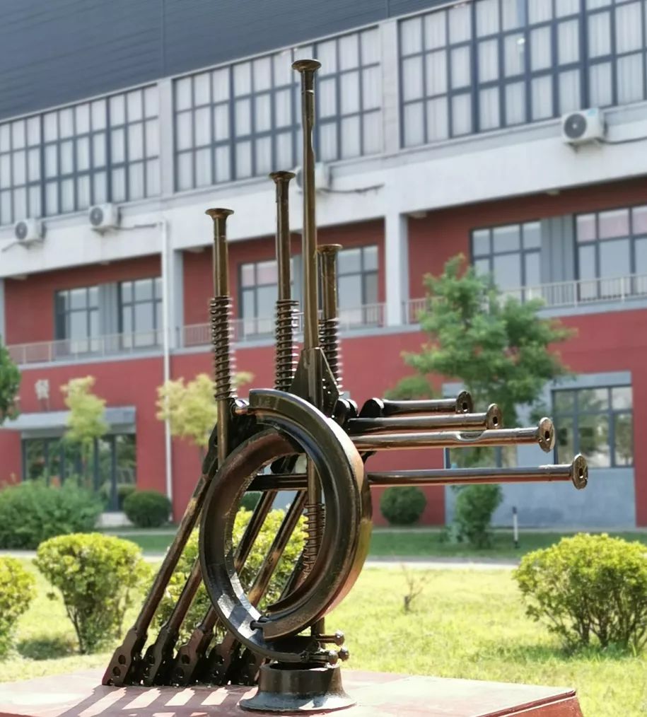 最近,这家中车的公司在厂区里面搞事情了!_雕塑