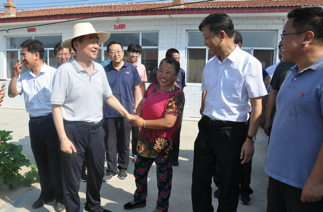 7月27日,省交通厅党组书记,厅长闫晨曦等一行到我县玉泉镇调研精准