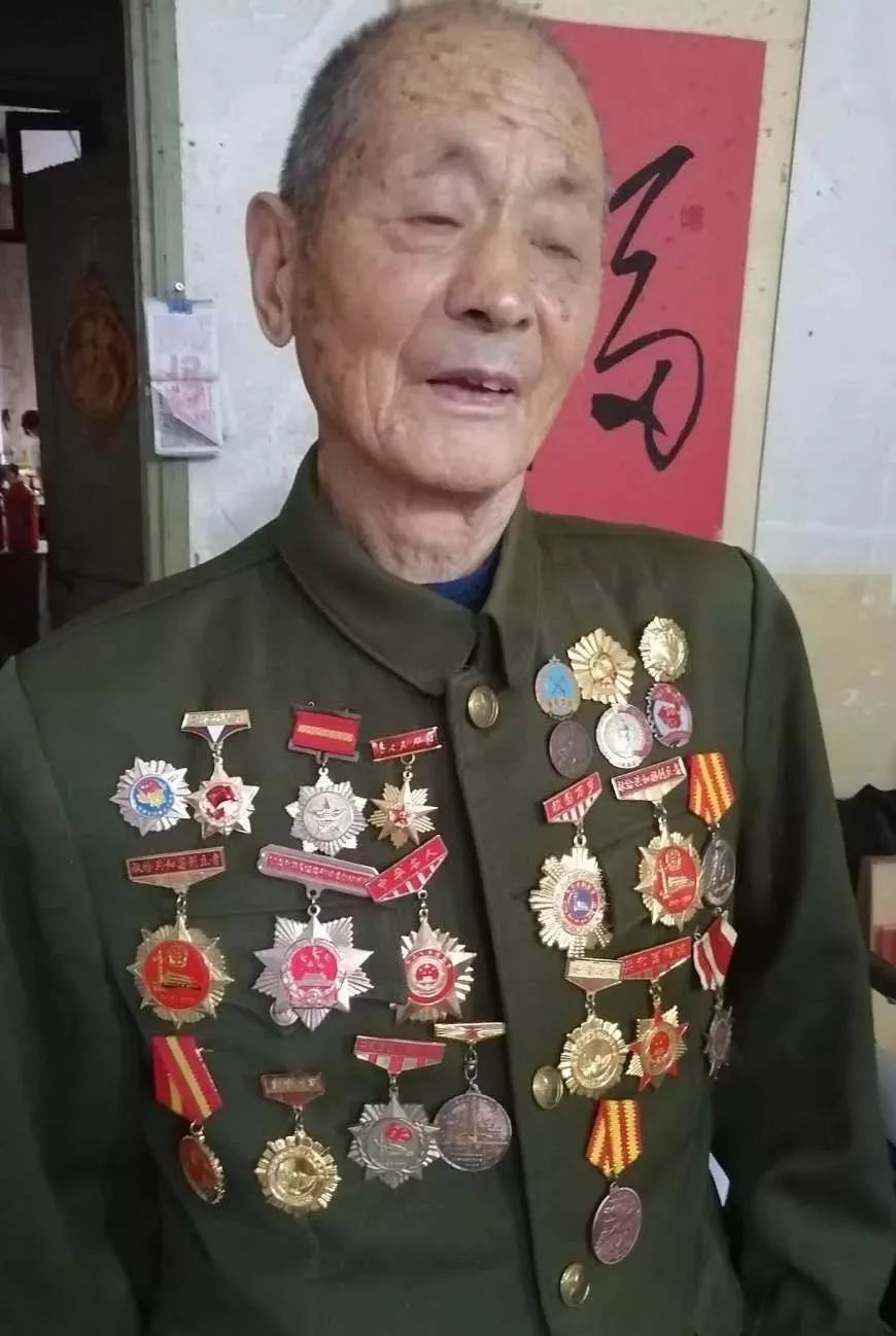 他的小儿子牛卫东说:"父亲每天都会走路一个小时,就是下雨也会在小区