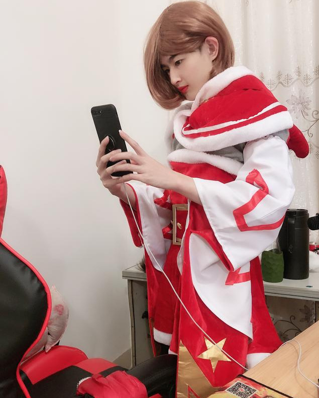 这两位名声鹤顶的主播就是来自快手直播的国服韩信天赐和国服貂蝉阿陈