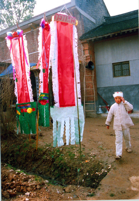 披麻带孝的出殡人