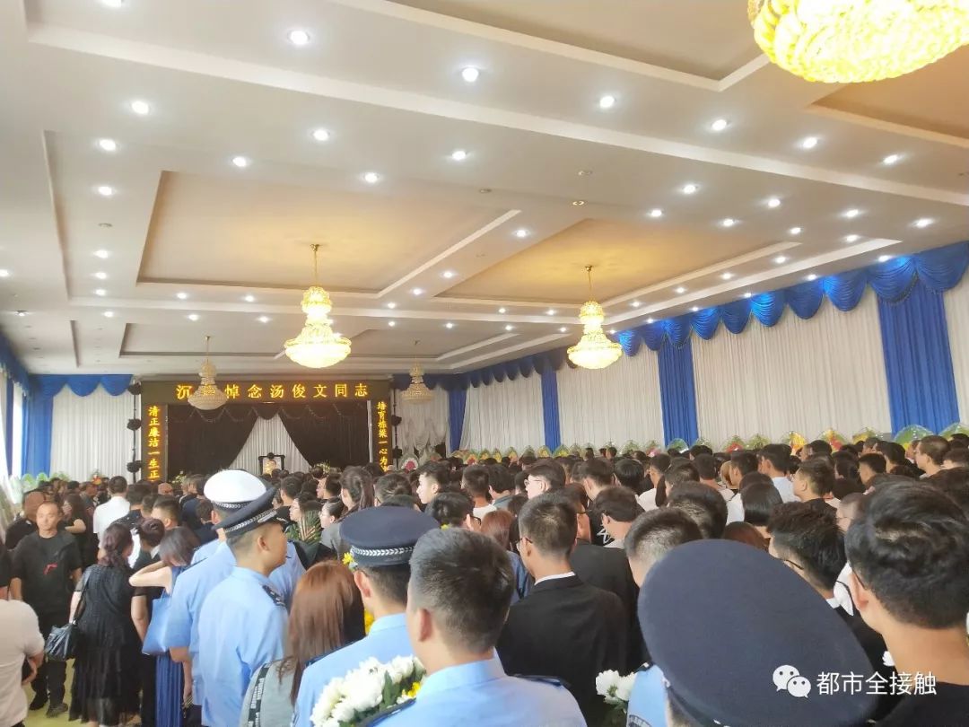 人士自发赶到呼和浩特市殡仪馆今天早晨8点30分育英才栽桃李死而后已