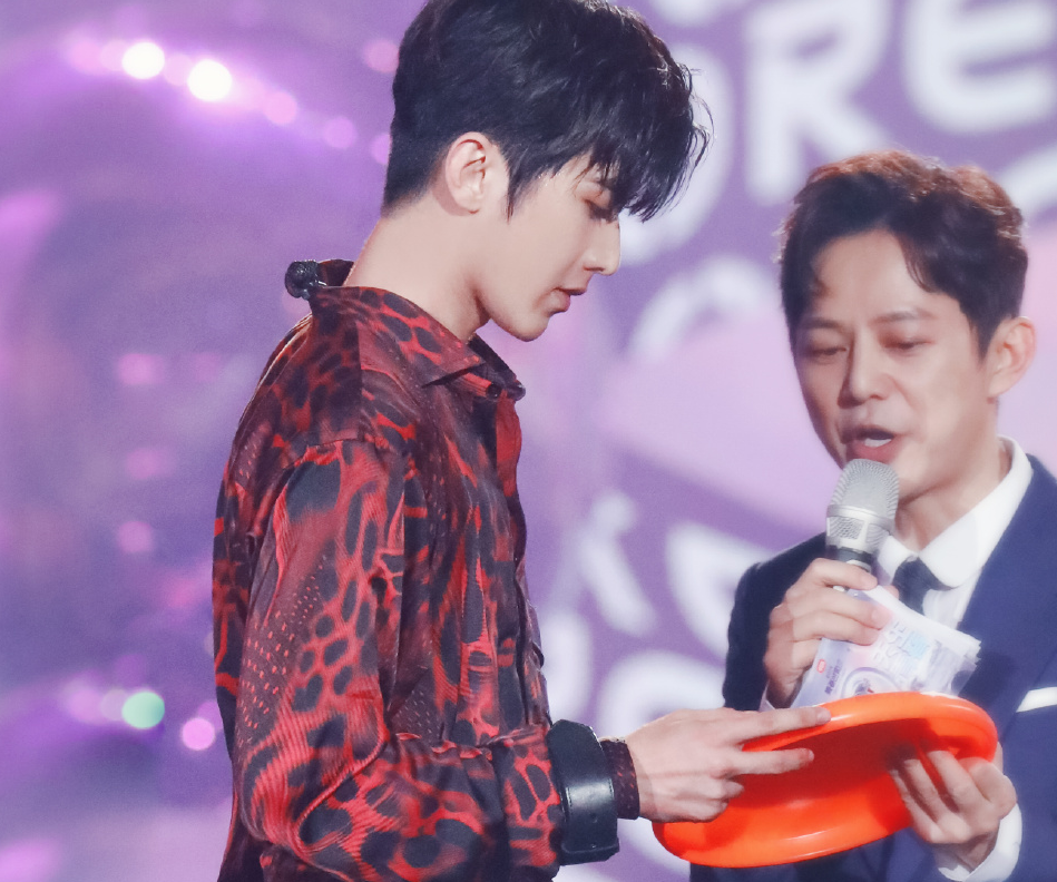 何炅遭遇"滑铁卢",误以为蔡徐坤表演完毕,应急反应太可爱