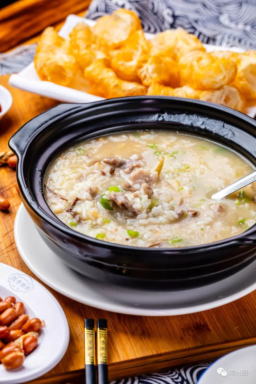 当归牛肉粥来了,刚上桌我就被传来的香气撩到,心中只有一个想法,盘它!