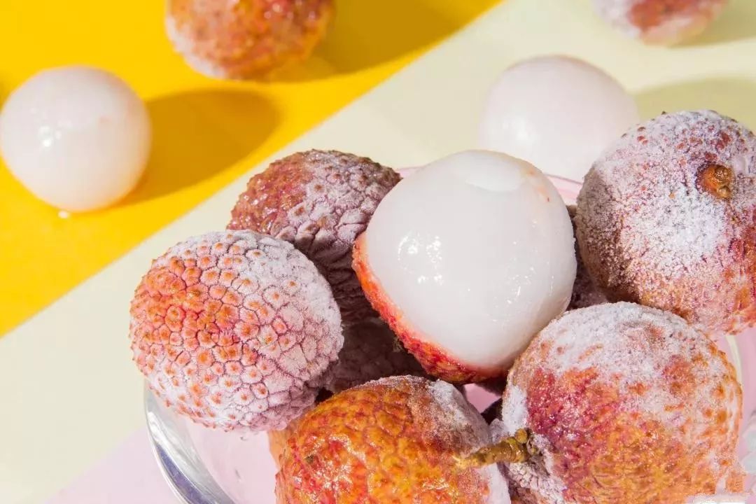 荔枝冰冻一下是十分美味的,但是不要直接连皮儿一起冰,要把荔枝皮剥掉