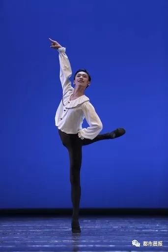 17岁徐州芭蕾小王子帅气颜值像从漫画里走出来这腿让我吃惊