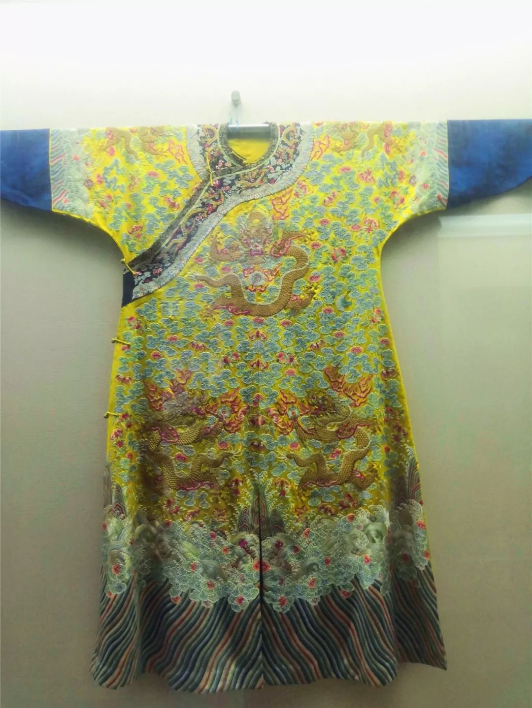 大红的底色上还绣了仙桃图案博物馆展示的这一条是百褶马面裙百裥裙