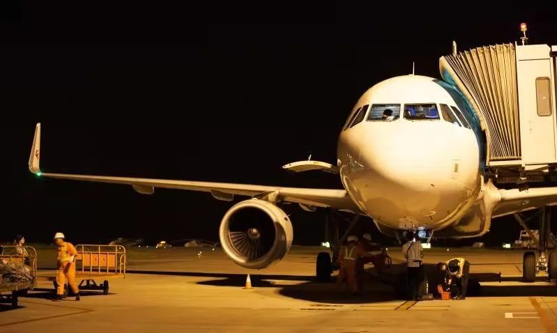 【暑运随手拍】夜幕下的昌北机场——东航江西分公司启动"不忘初心