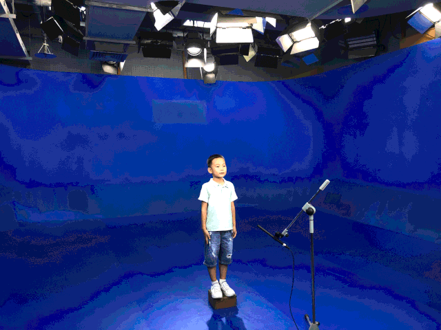 小朋友们向虚拟演播室进发告别了新闻演播室报时小主播新闻主播的角色