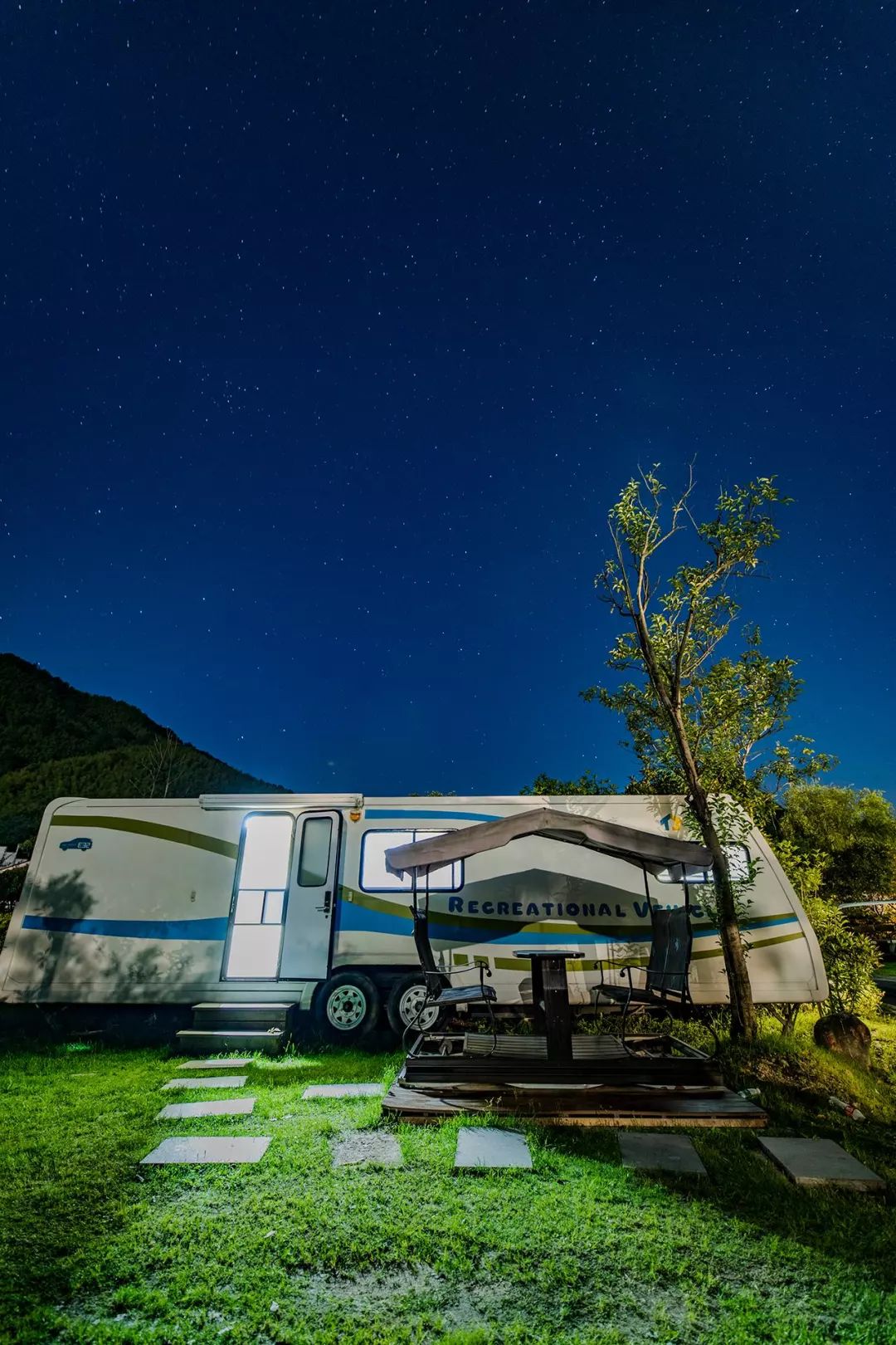 今夏住进途居露营地里房车露营野外烧烤夜观星空