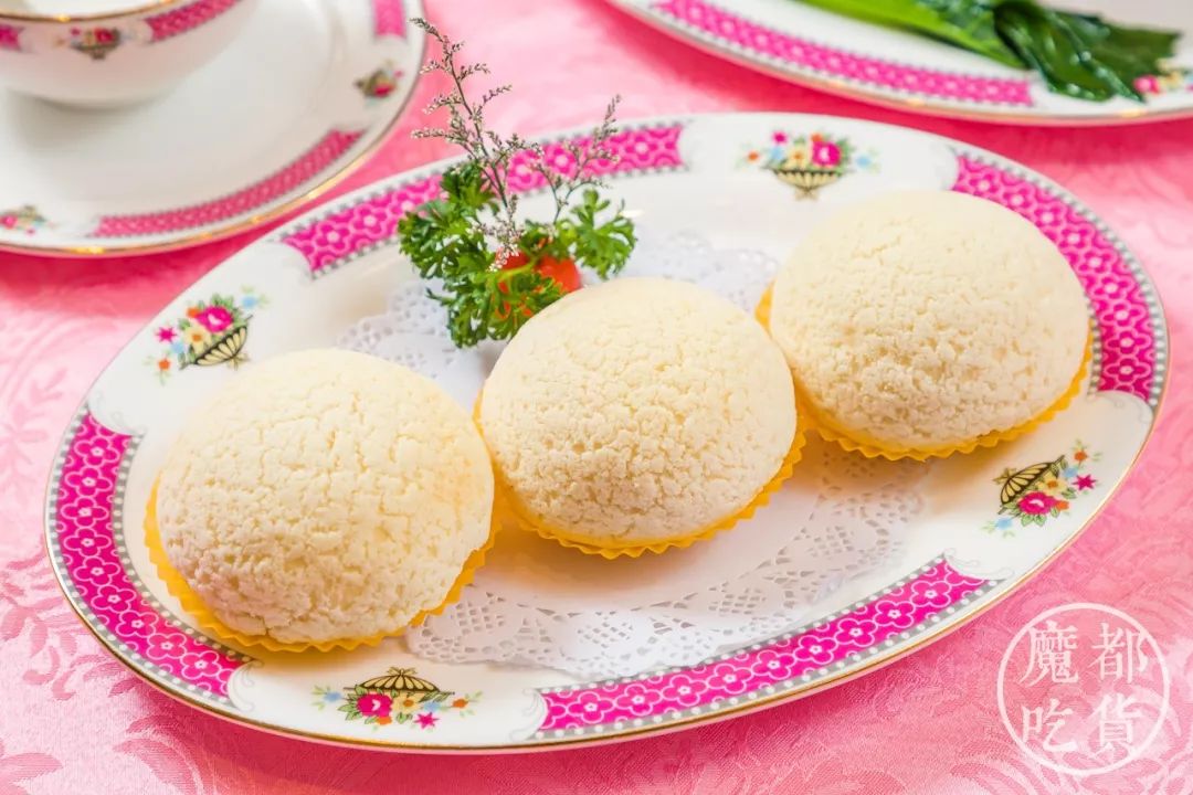 雪山脆皮焗叉烧包肠粉酱油适合"无酱不欢"的食客,而其实在肠粉制作