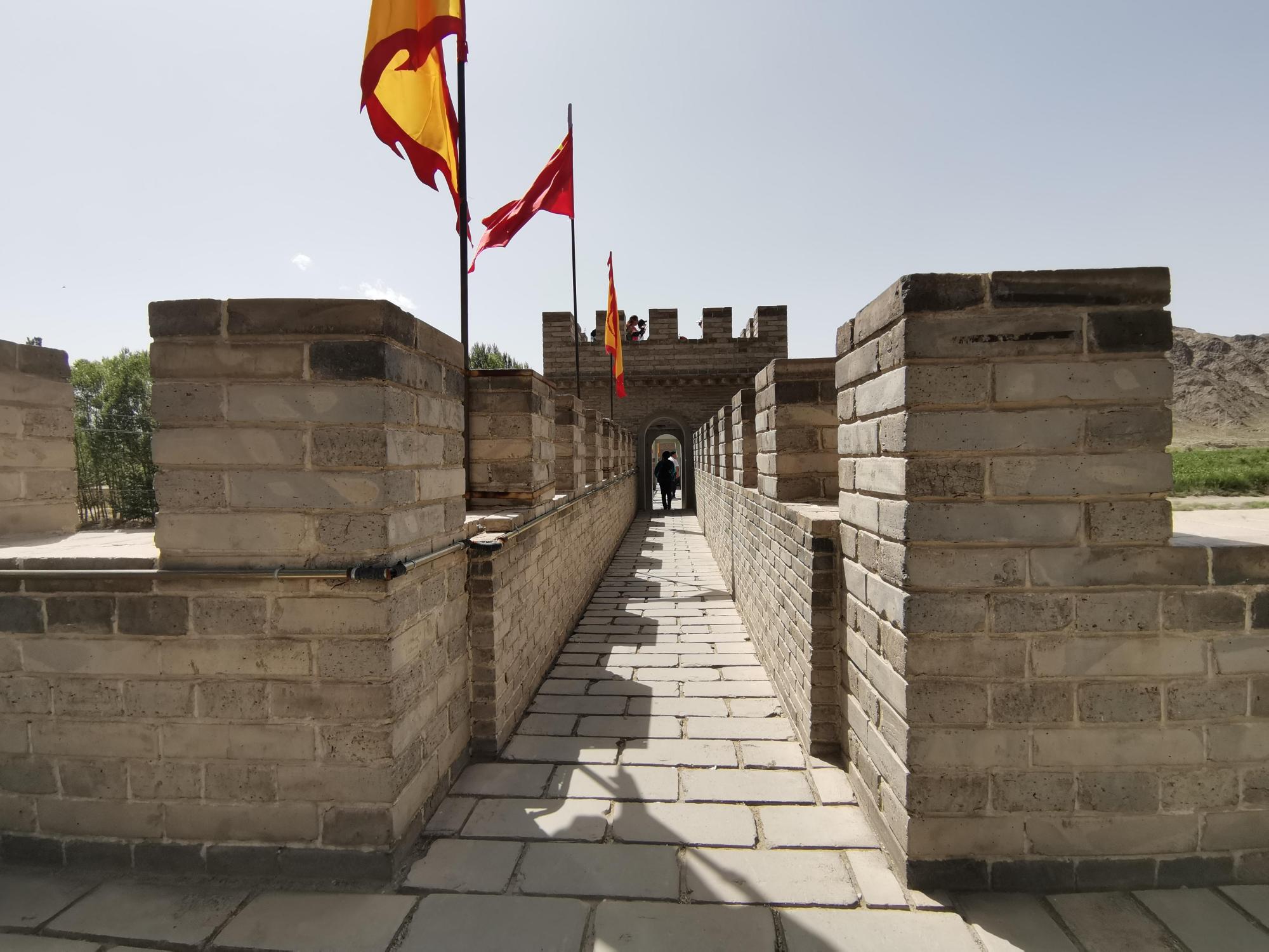 中国规模最大的关隘在荒漠中孤独了600年有震撼悬壁长城