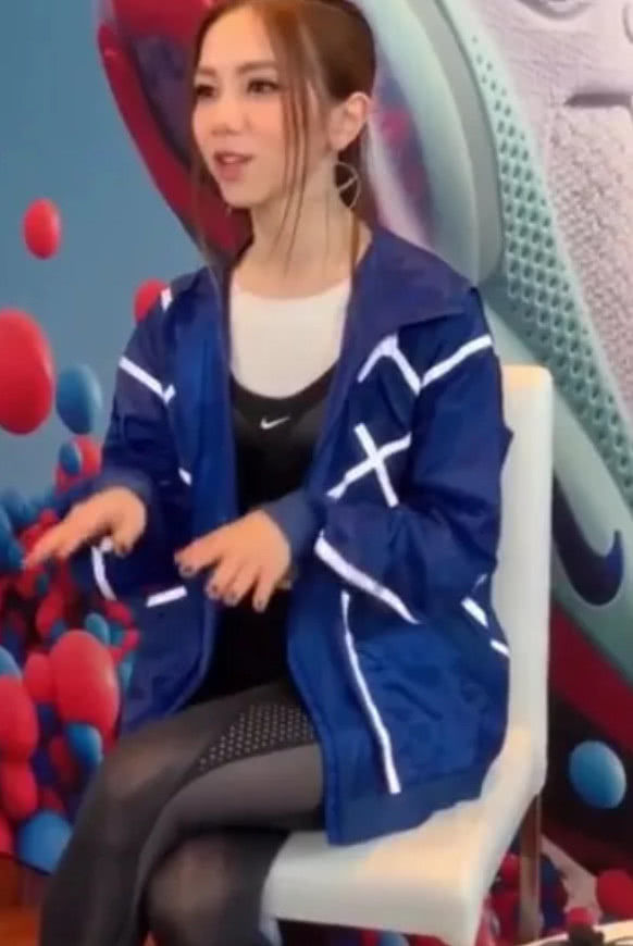 邓紫棋穿"液体丝袜"被曝光,看到以后,网友:给我块冰降降温