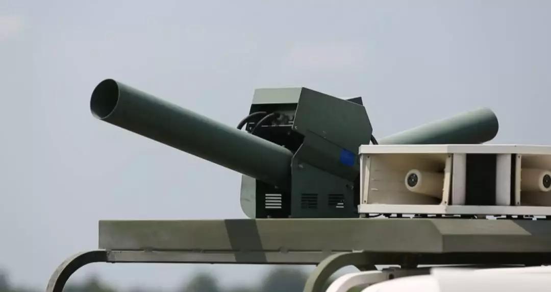 我们每天巡场时都会带上枪支,先用高音喇叭,煤气炮驱鸟,驱赶无效再动