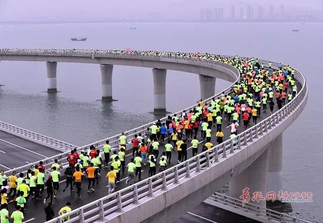 今日上午2019青島海上馬拉松大家期待已久的千呼萬喚始出來!